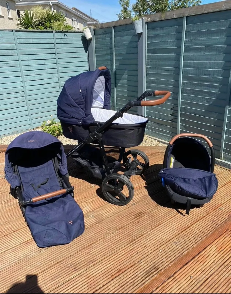 Venicci Pram / Travel System - Image 3