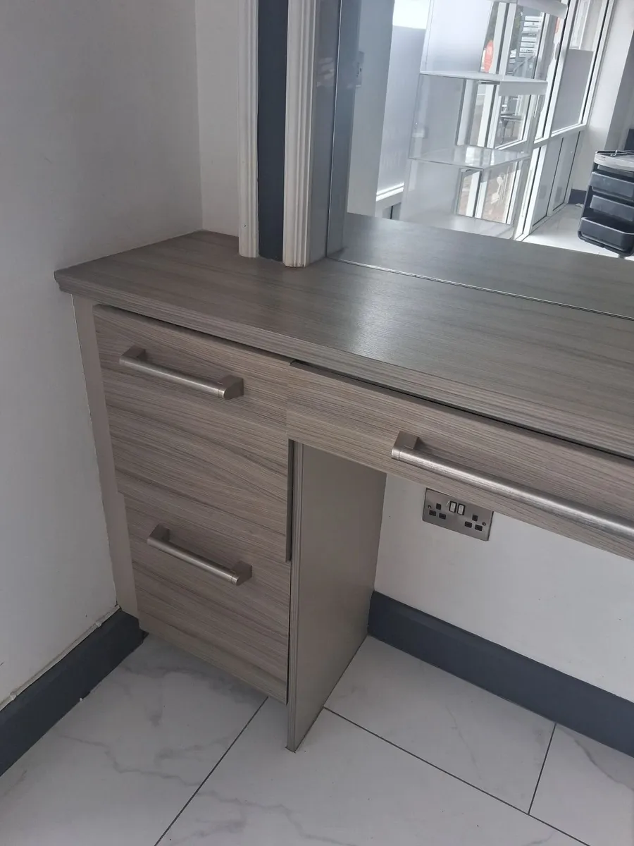 Makeup Station - Image 3