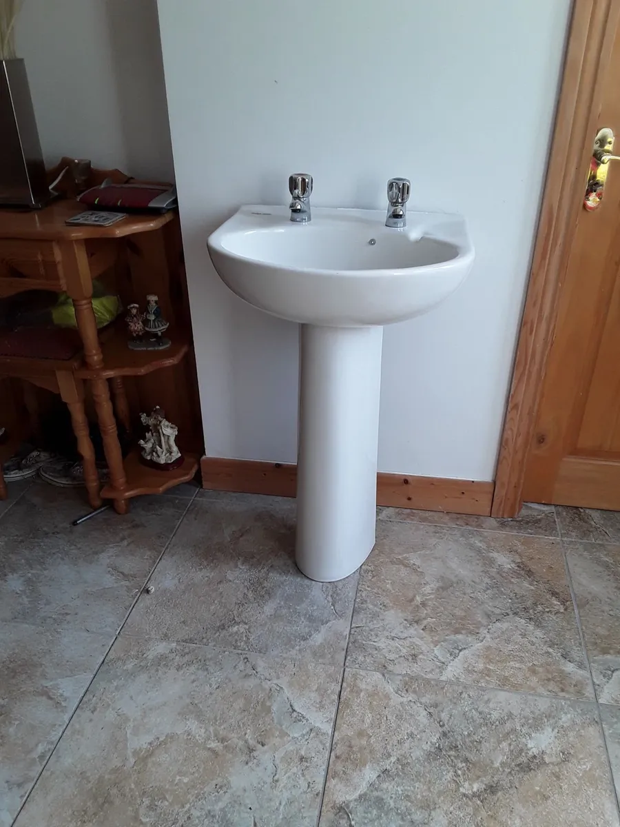 Sink pedestal hot and cold taps