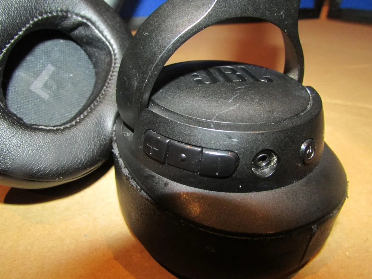 JBL Wireless Bluetooth Headphones - Image 4