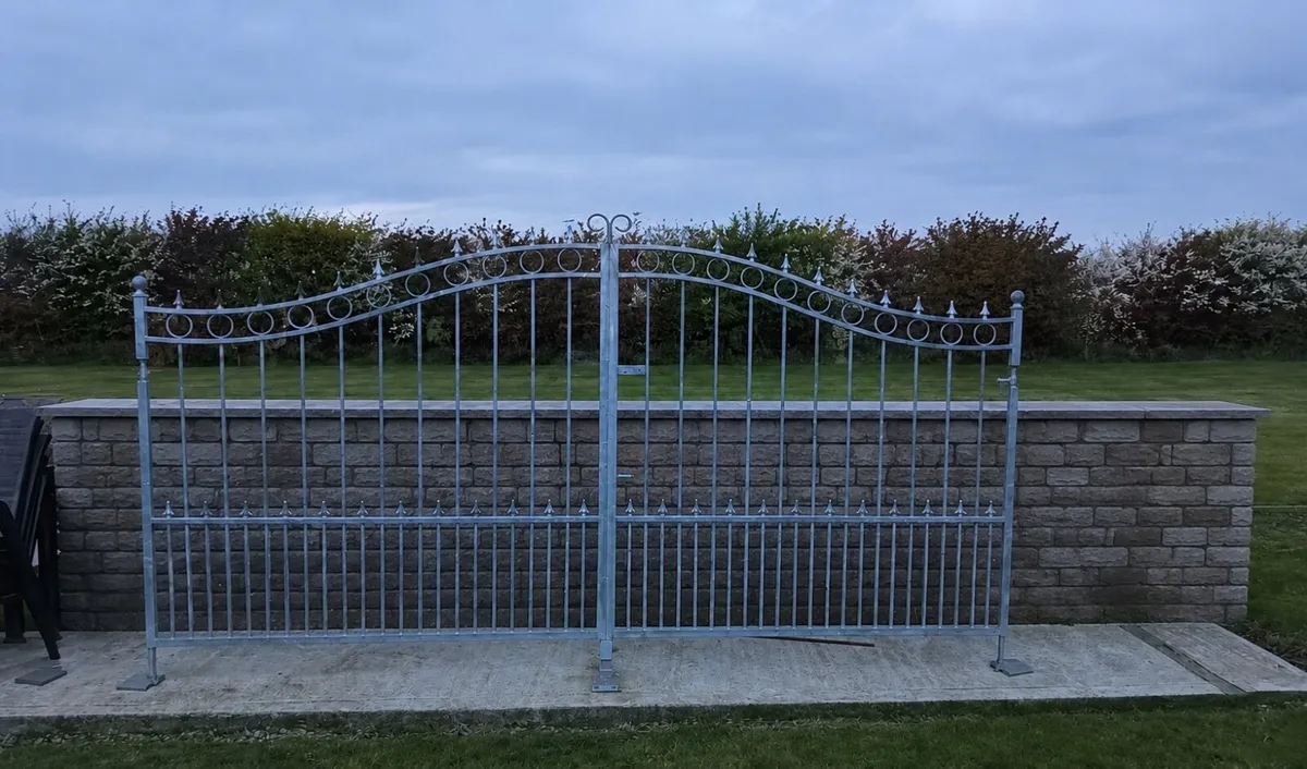 Entrance gates - Image 1