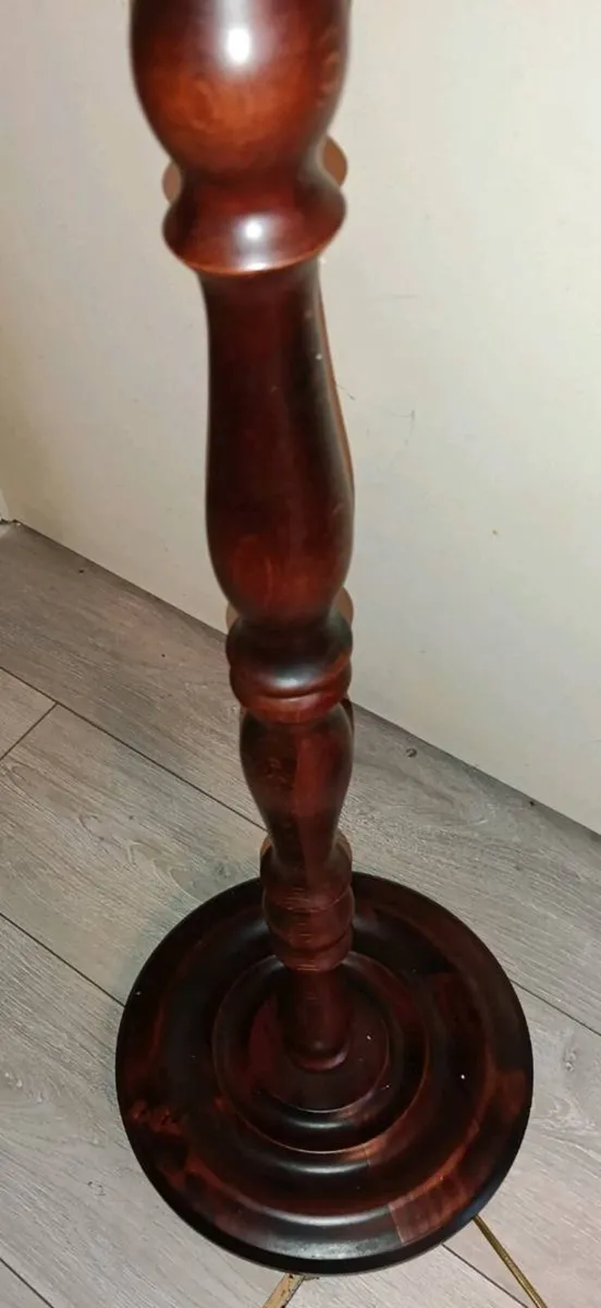 Beautiful dark turned wood standard lamp - Image 2
