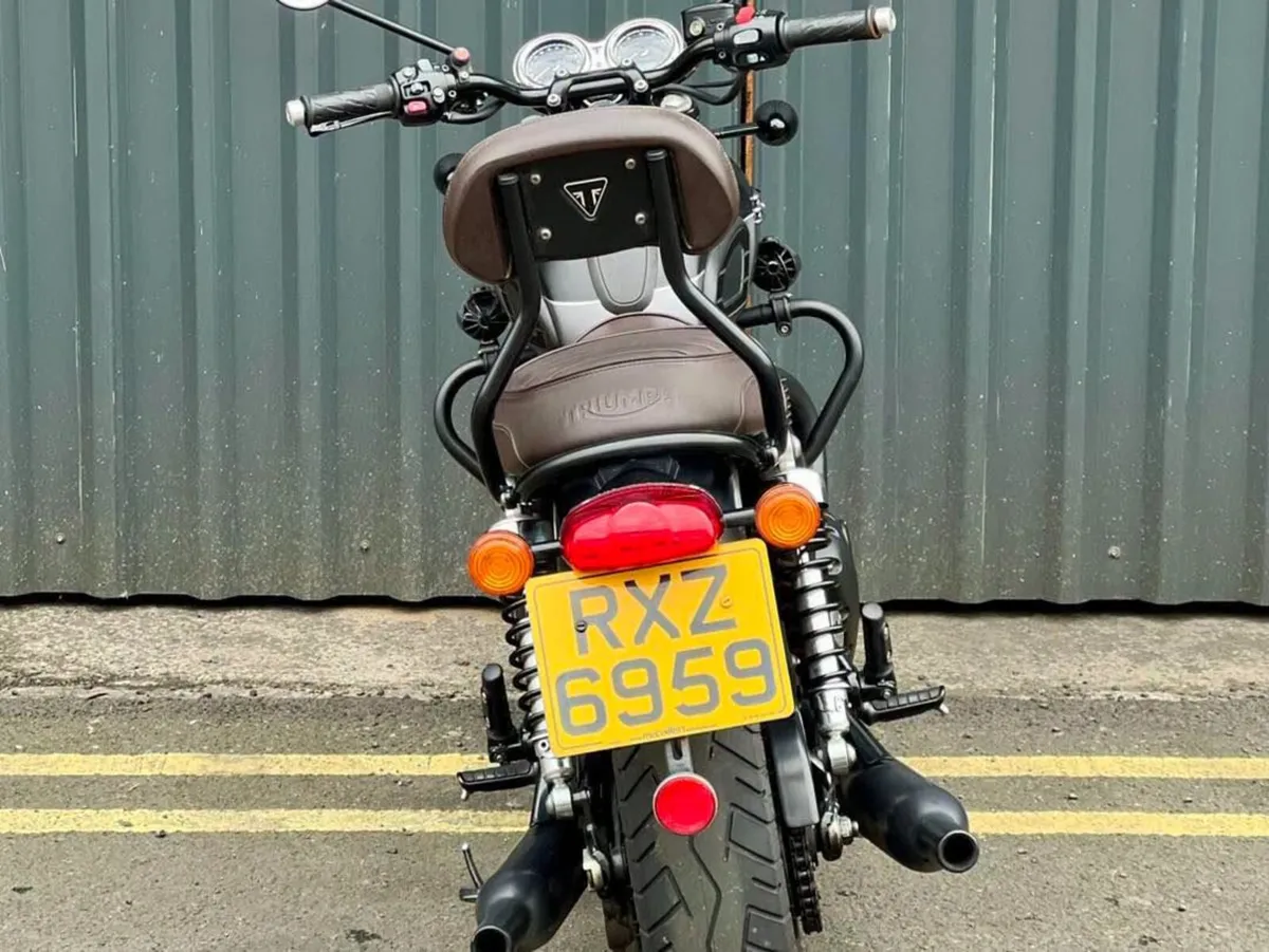2022 Triumph Bonneville T120 Black - Image 3