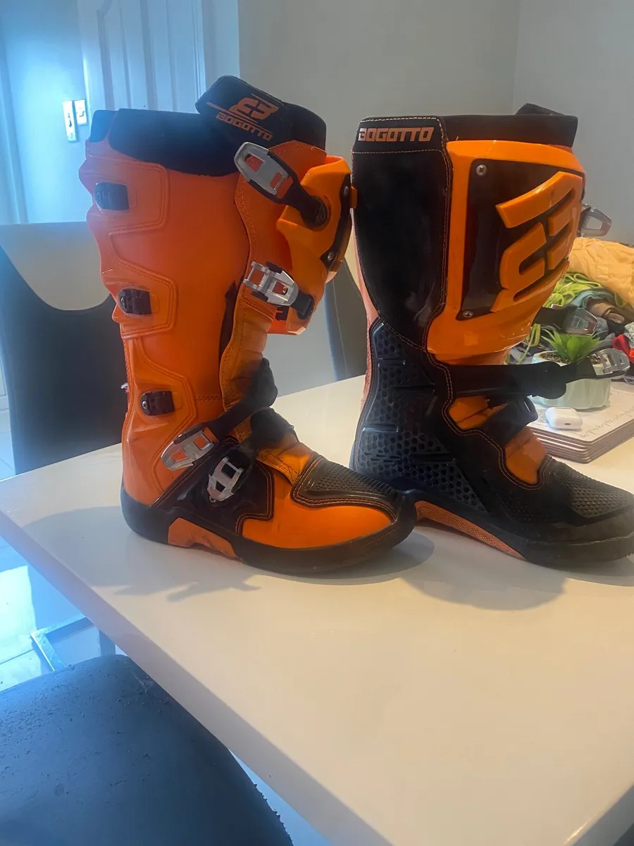 Off-road motorcycle gear - Image 1