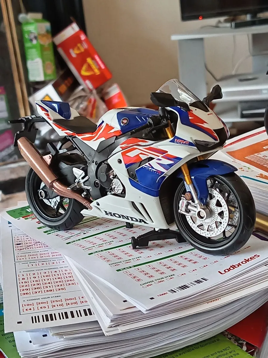 Honda cbr1000r 1:12 scale model brand new. - Image 1