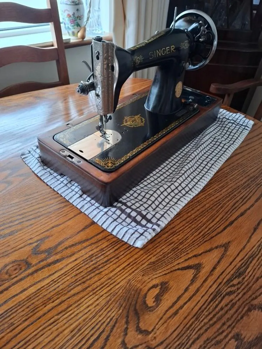 Singer Sewing Machine - Image 2