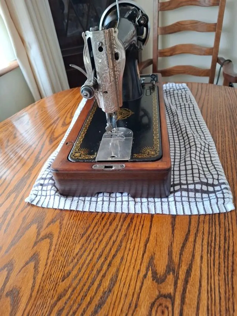 Singer Sewing Machine - Image 3