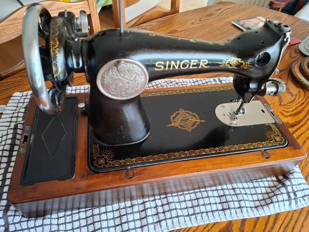 Singer Sewing Machine - Image 4