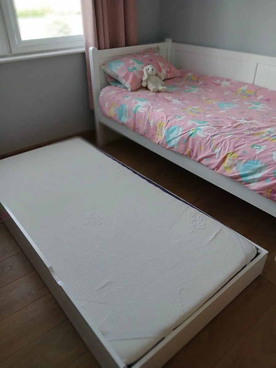 Day bed with trundle bed plus mattresses - Image 4
