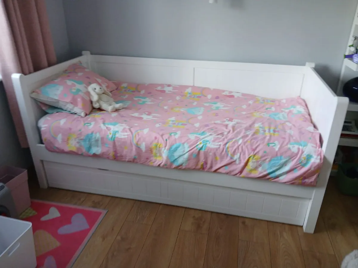 Day bed with trundle bed plus mattresses - Image 3