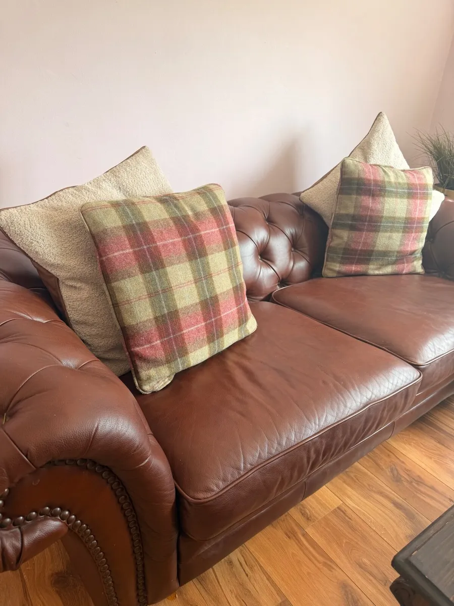 Suite of furniture - Image 1