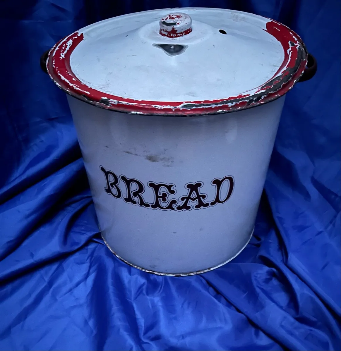 Antique bread bin - Image 1