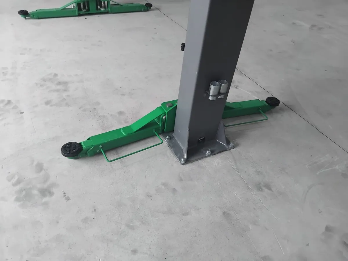 Clear Floor 2 Post 4 Ton Lift - Image 3