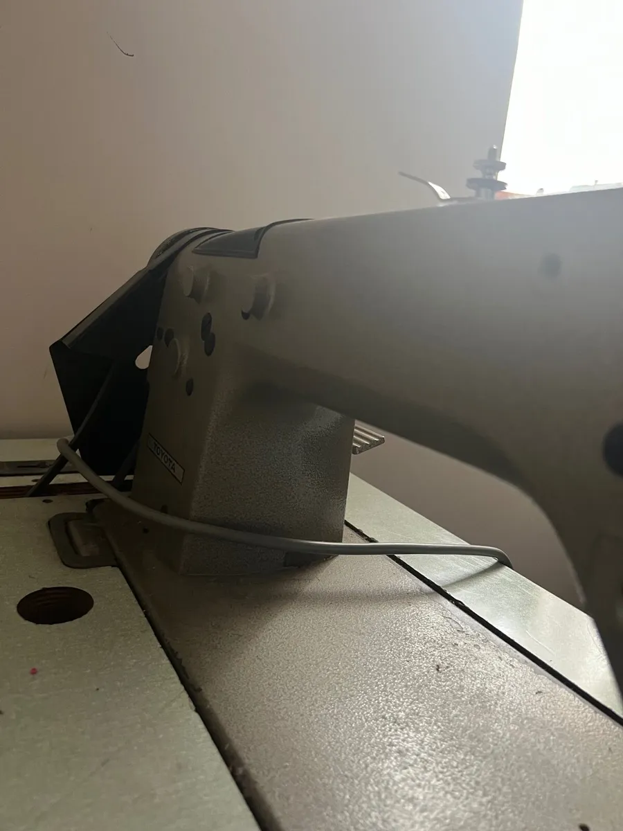Industrial sewing machine - Image 1