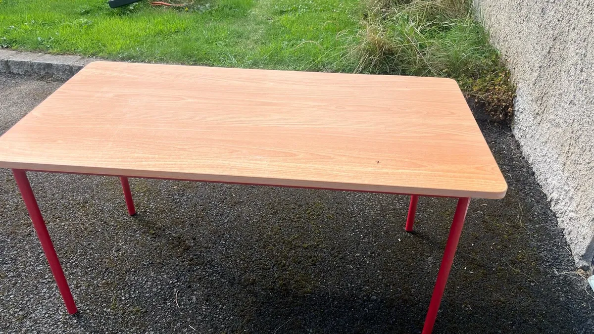 Kids table and chair - Image 1
