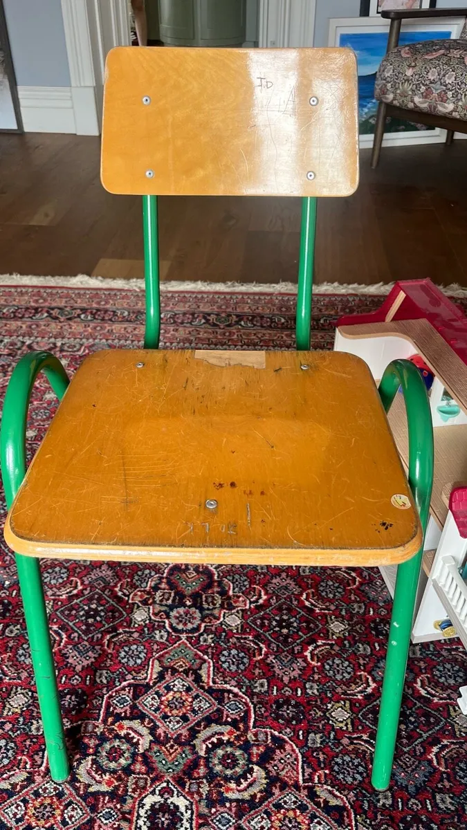 Kids table and chair - Image 4