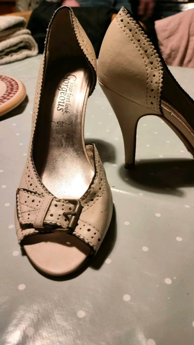 Ladies New look, cream high heel shoes, good condi - Image 1
