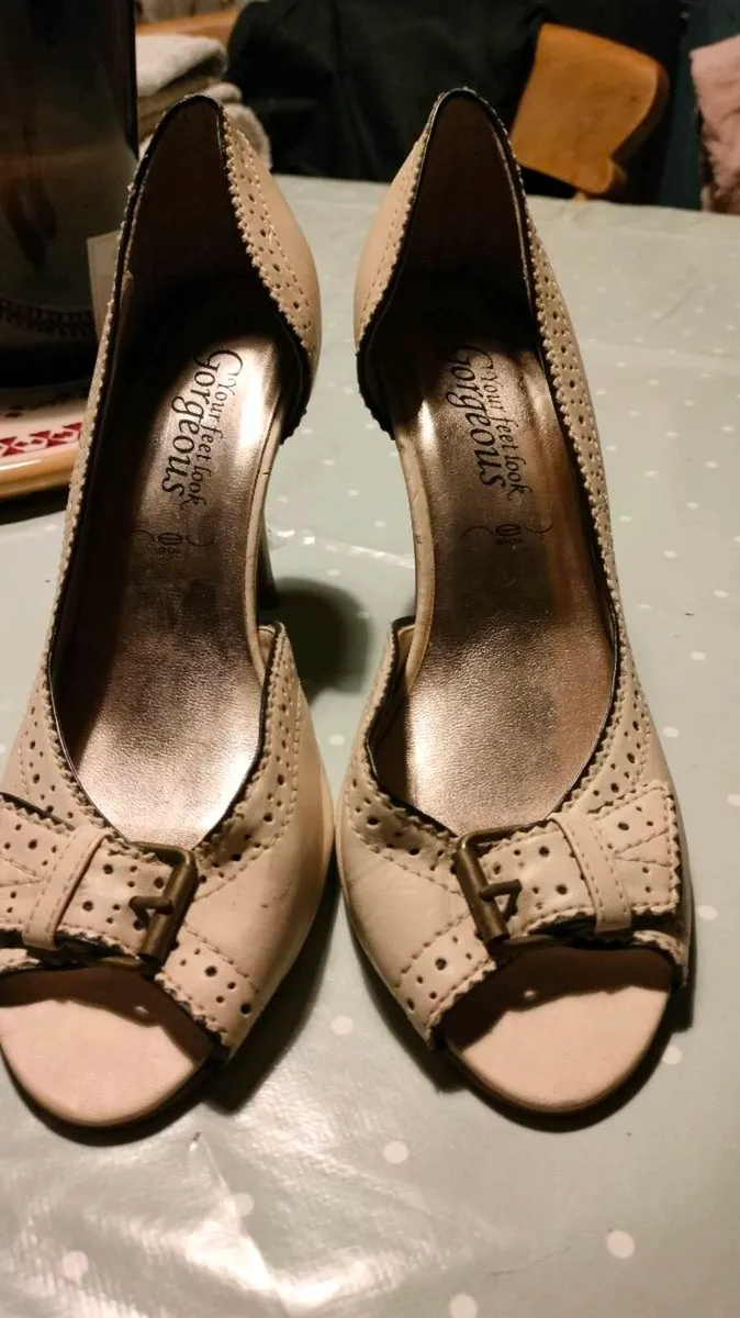 Ladies New look, cream high heel shoes, good condi - Image 2