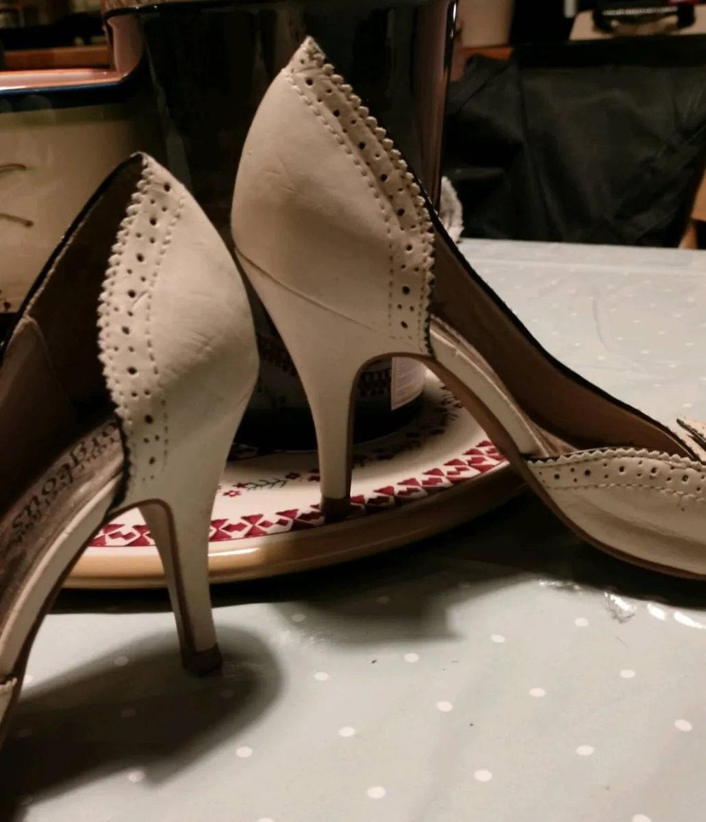 Ladies New look, cream high heel shoes, good condi - Image 3