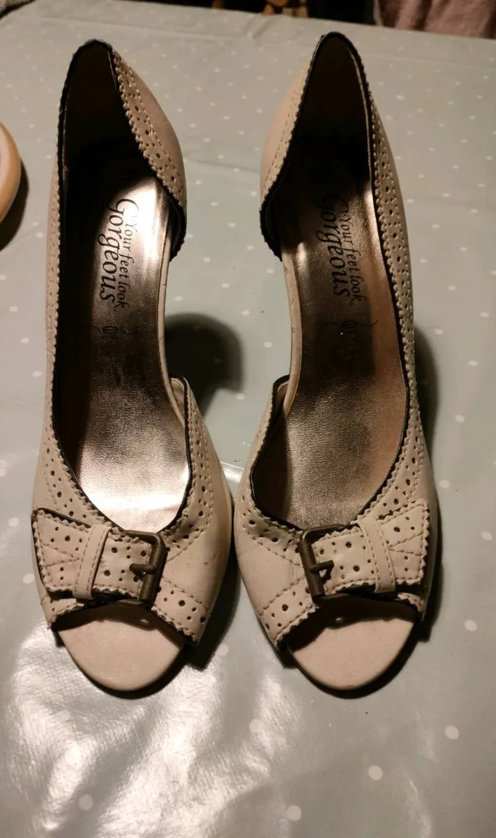 Ladies New look, cream high heel shoes, good condi - Image 4