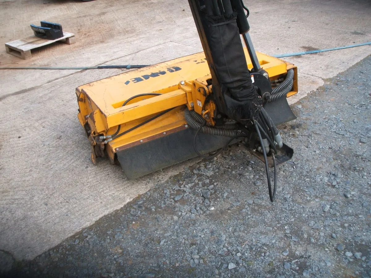 2019 McConnel PA5570 hedge cutter - Image 2