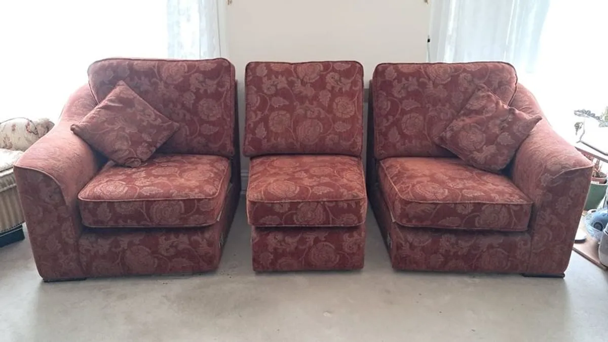 Sofa in 3 pieces- Open to Offers - versatile configuratuon - Image 2