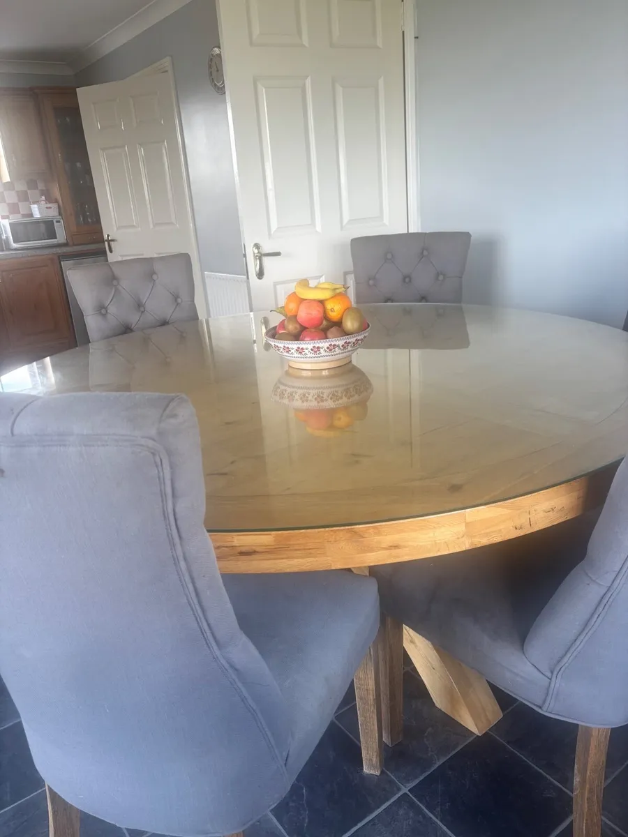 Solid oak table and  6 chairs - Image 1
