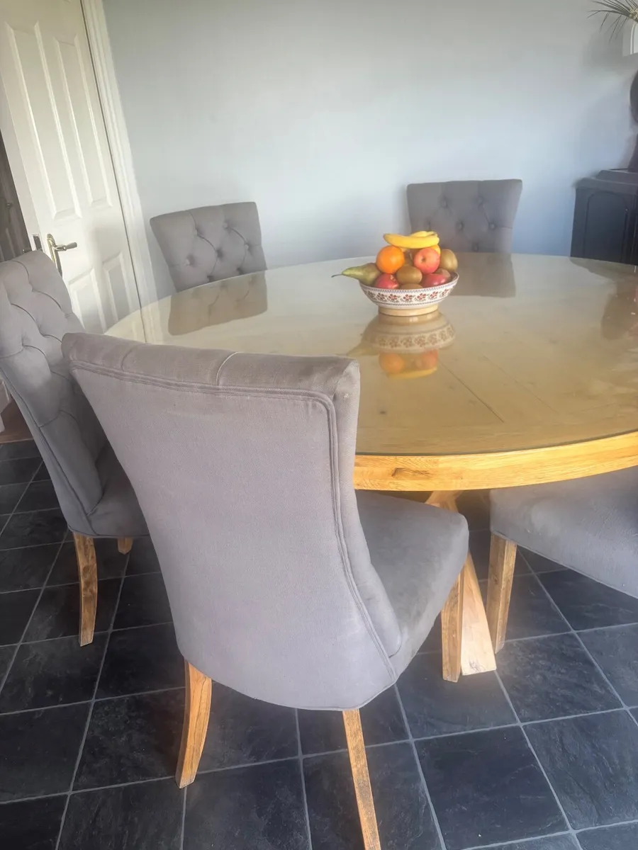 Solid oak table and  6 chairs - Image 2