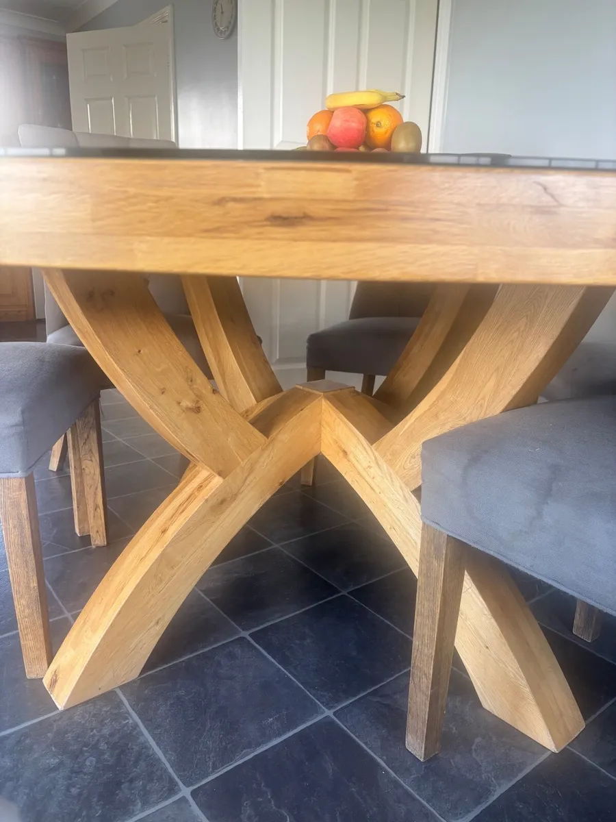 Solid oak table and  6 chairs - Image 3