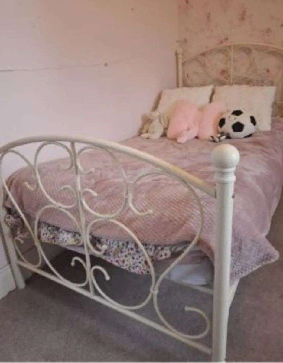 Bed - Image 3