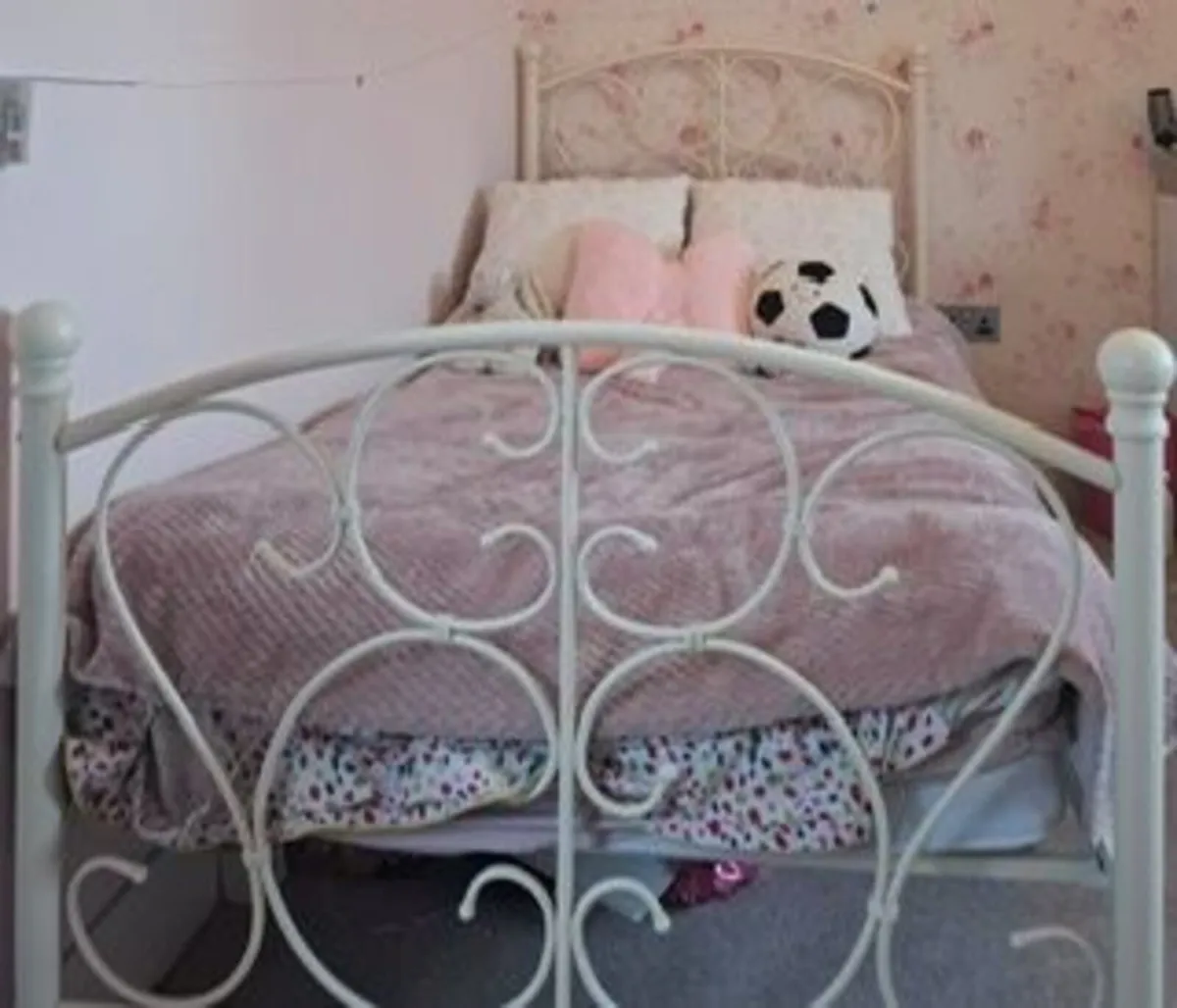 Bed - Image 1