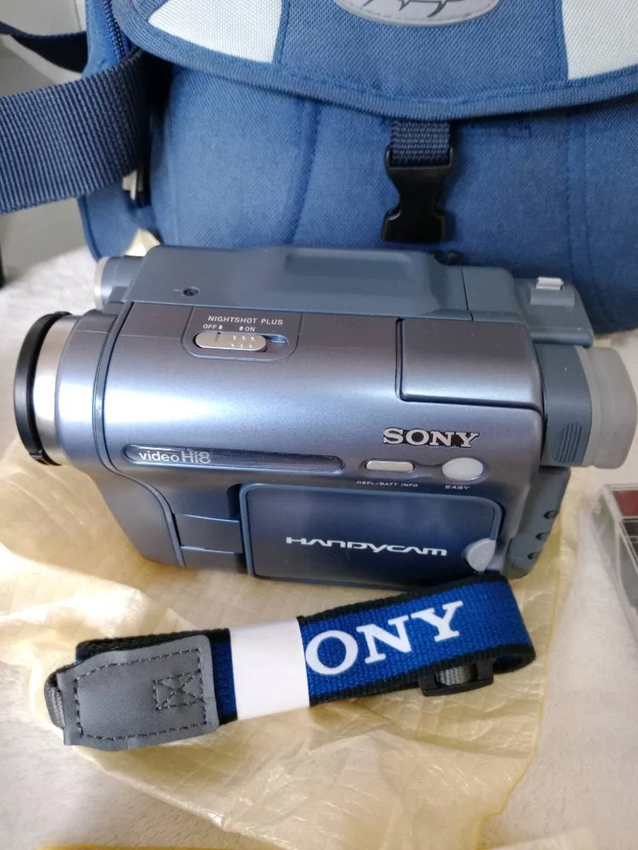 Sony Video Hi8 Handycam with Original Accessories - Image 2