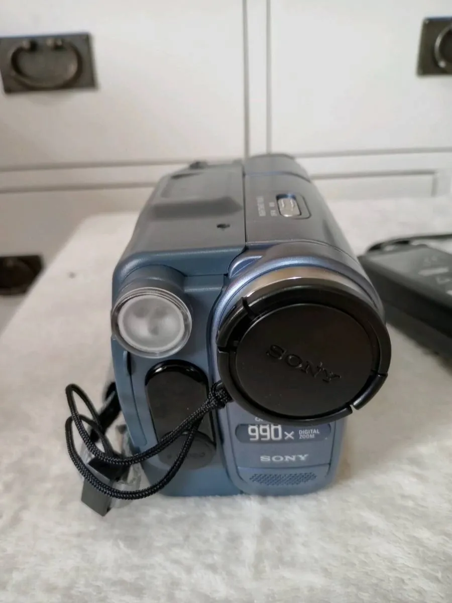 Sony Video Hi8 Handycam with Original Accessories - Image 3