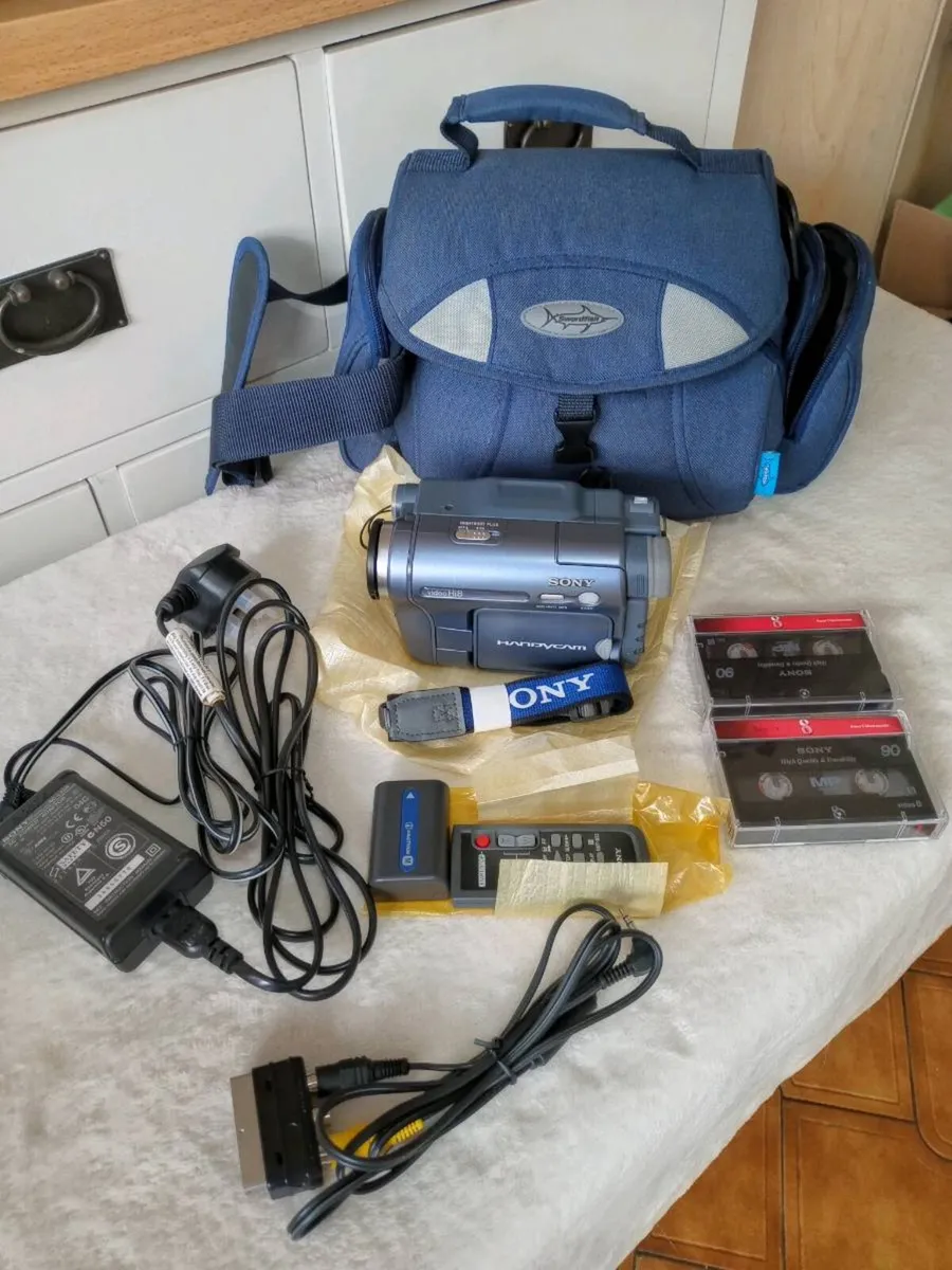 Sony Video Hi8 Handycam with Original Accessories - Image 1