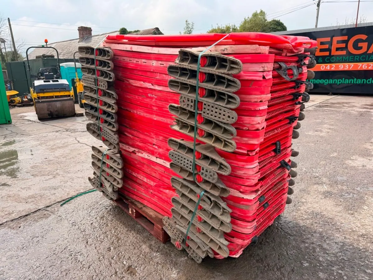 37 OF   CROWD CONTROL / PEDESTRIAN BARRIERS - Image 3