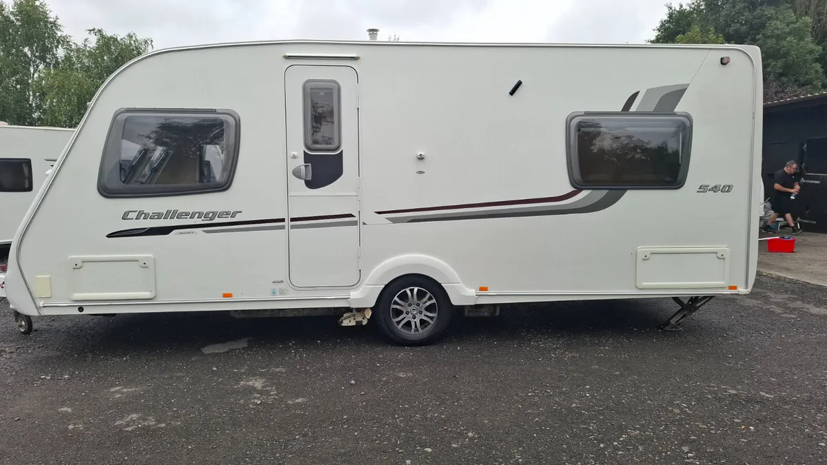 Swift Challenger Fixed Bed Caravan - Image 3