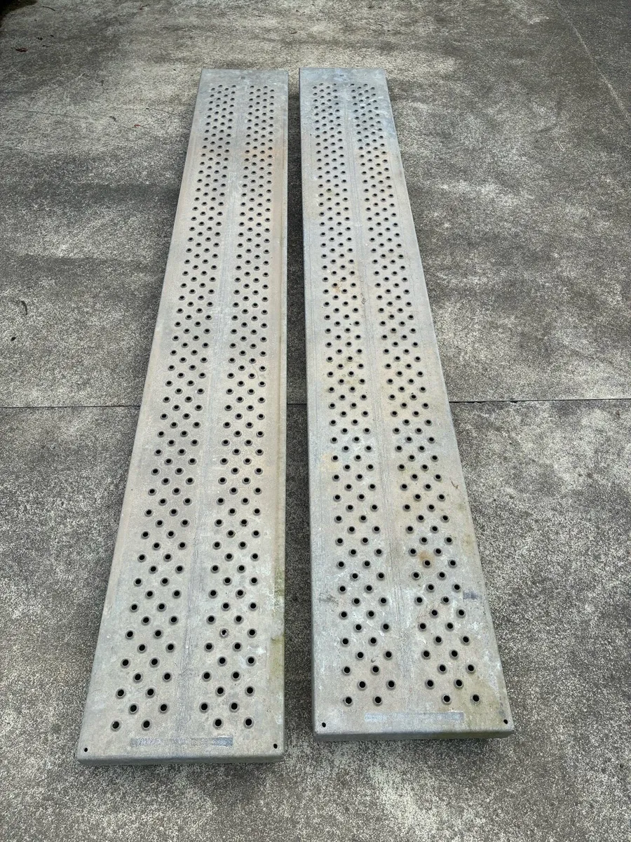 Steel ramps, hydraulic auger - Image 1