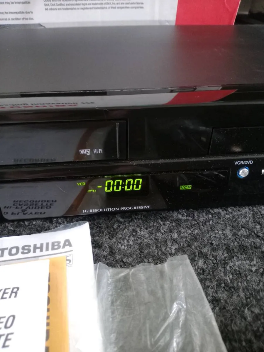 TOSHIBA VCR/DVD/CD PLAYER/RECORDER + Tapes - Image 2