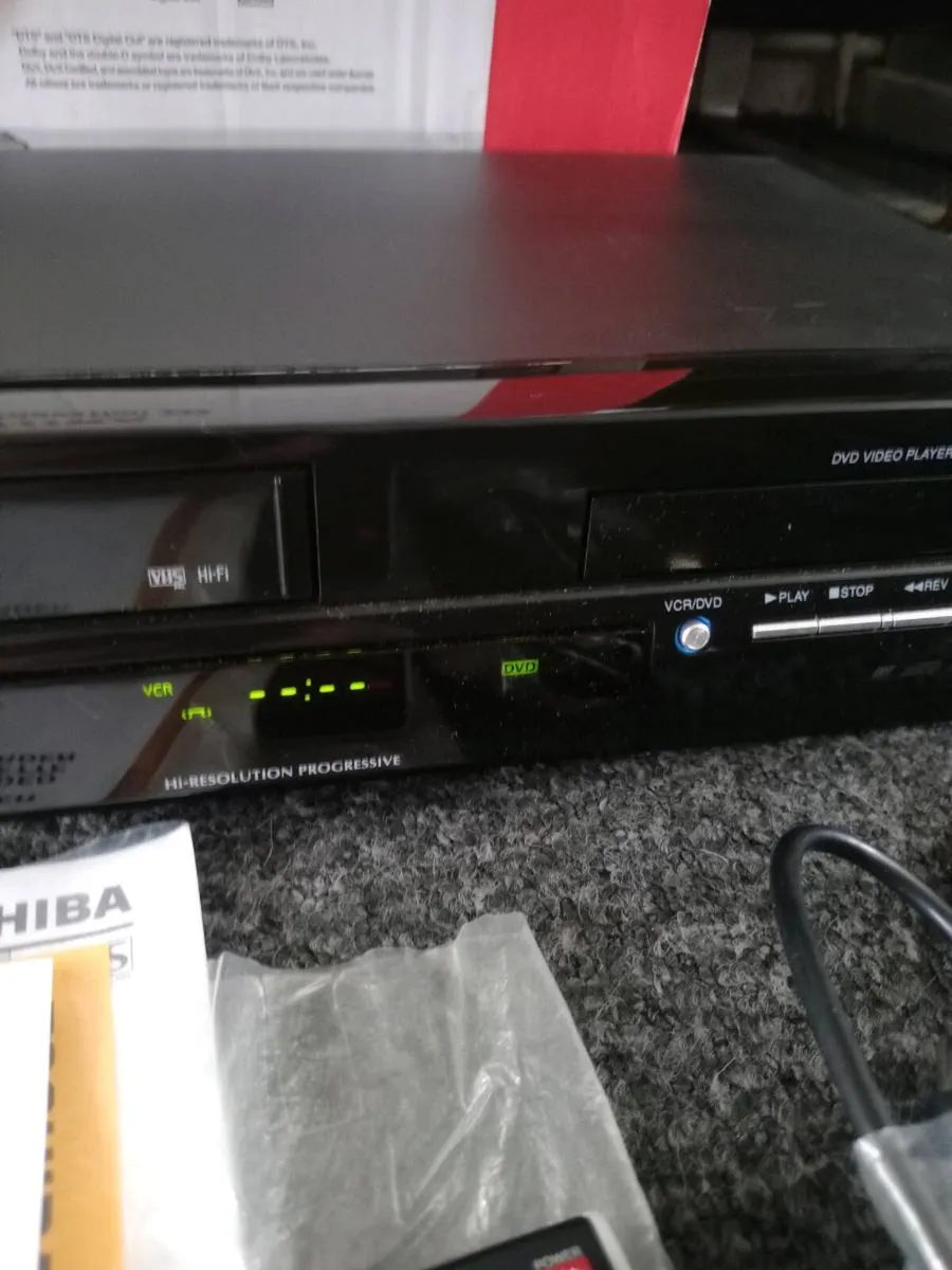 TOSHIBA VCR/DVD/CD PLAYER/RECORDER + Tapes - Image 3