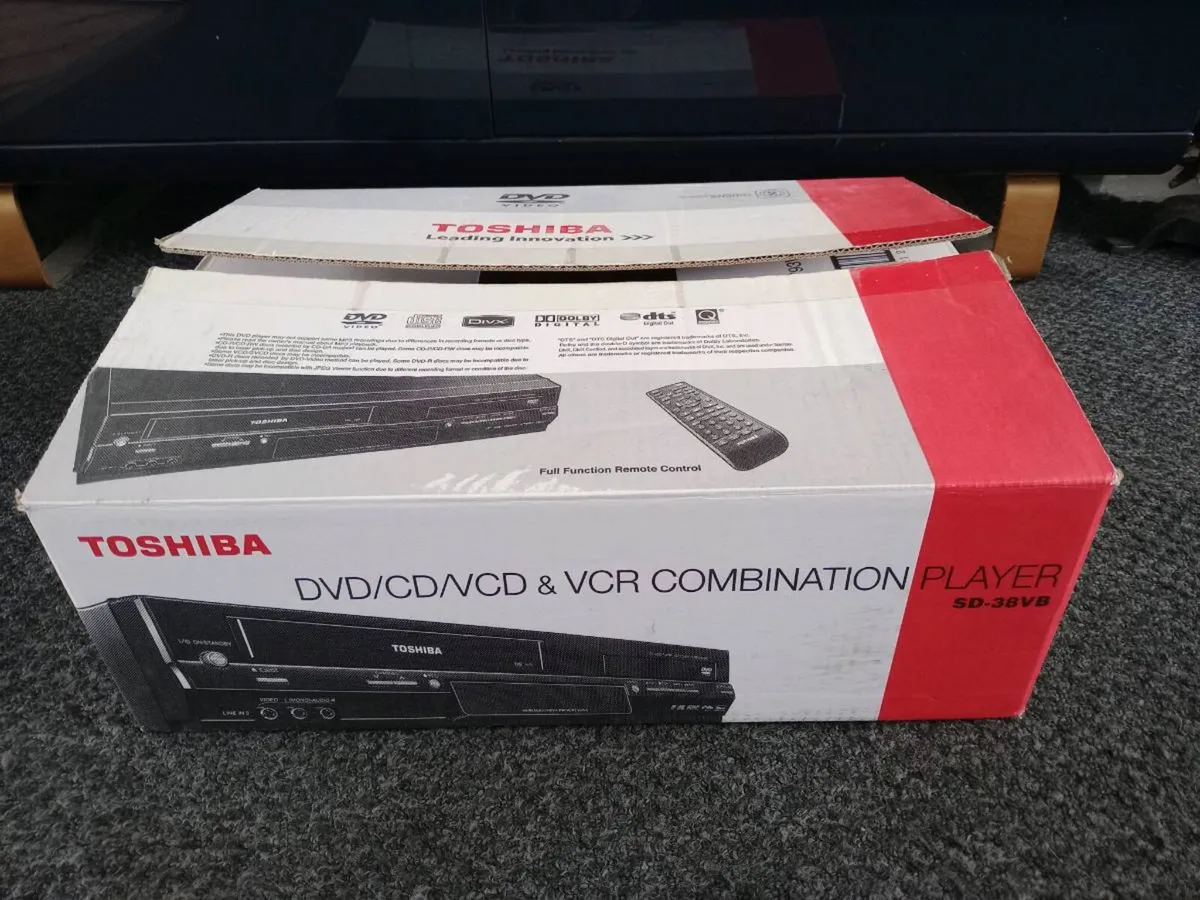 TOSHIBA VCR/DVD/CD PLAYER/RECORDER + Tapes - Image 4