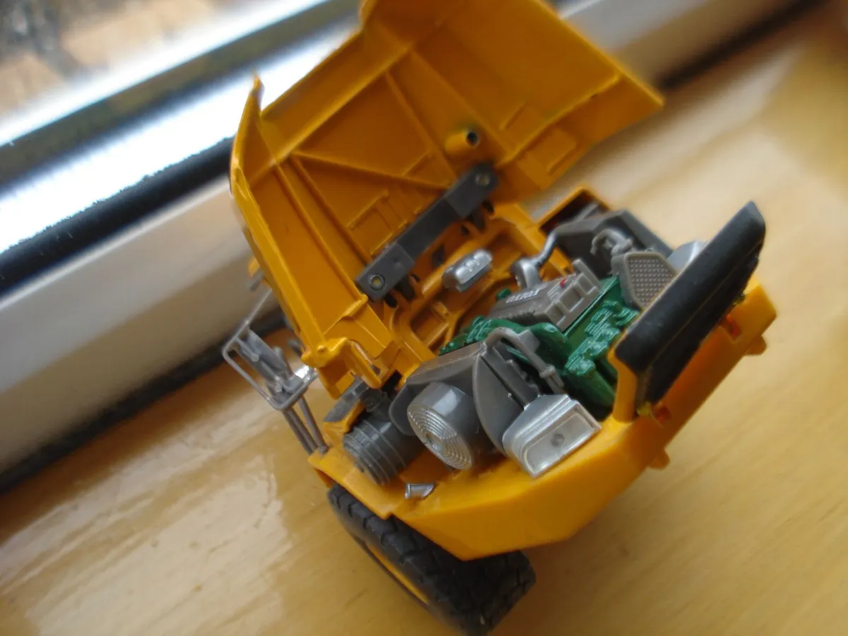VOLVO DIECAST METAL MODEL WHEEL LOADER & CAB. - Image 3