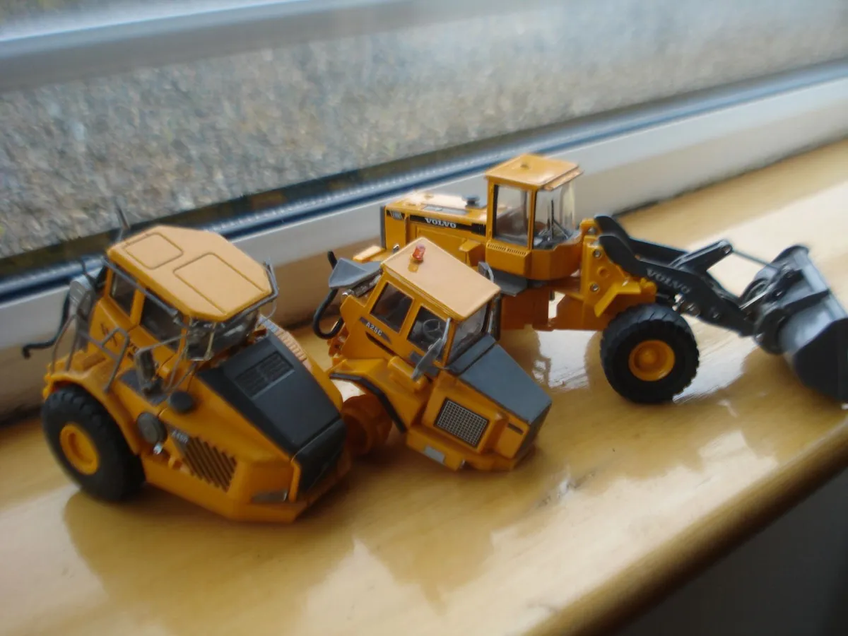 VOLVO DIECAST METAL MODEL WHEEL LOADER & CAB. - Image 1