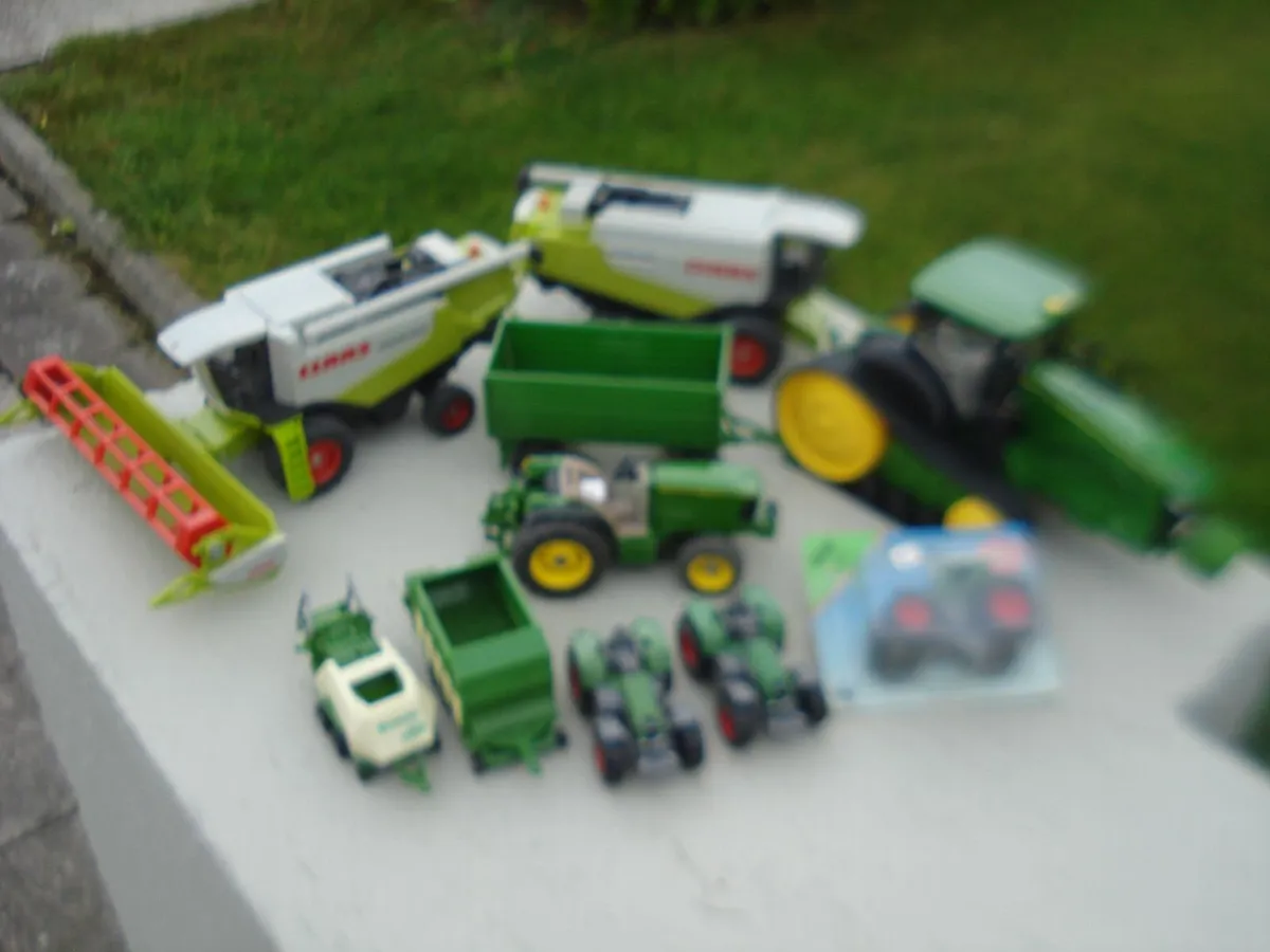 JOHN DEERE DIECAST METAL MODEL TRACTORS. - Image 1
