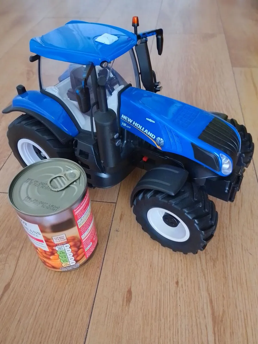 MAISTO NEW HOLLAND T-8 320 TRACTOR, 1/16 SCALE. - Image 1