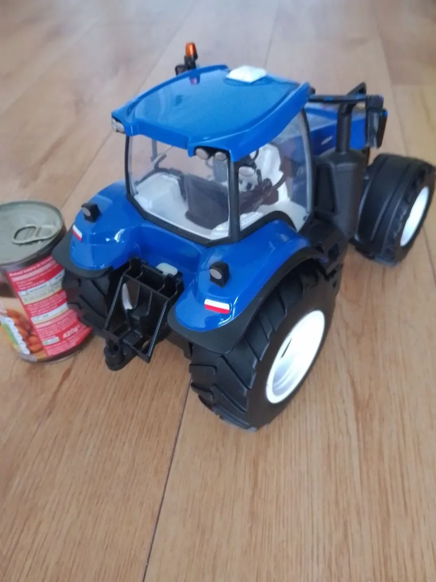 MAISTO NEW HOLLAND T-8 320 TRACTOR, 1/16 SCALE. - Image 2