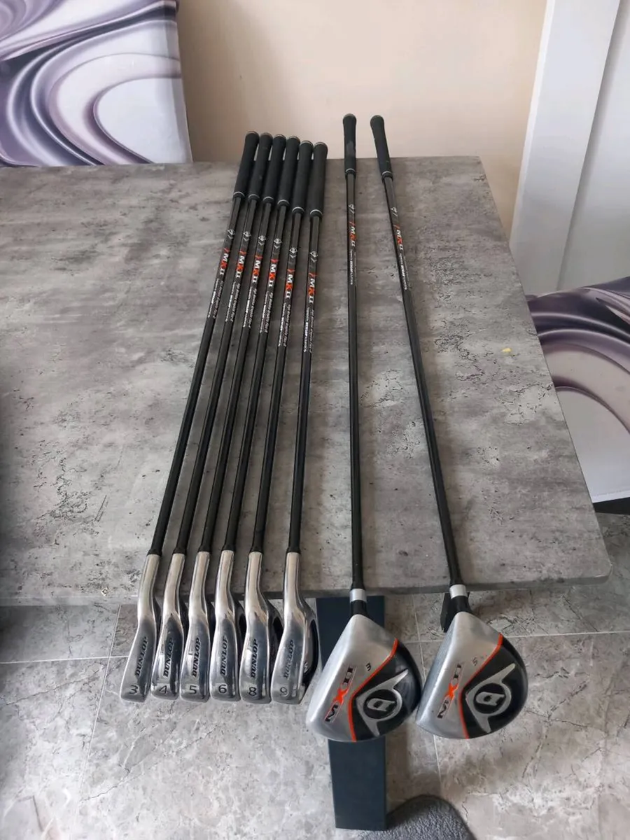 DUNLOP GOLF CLUBS.  RIGHT HANDED CLUBS - Image 1