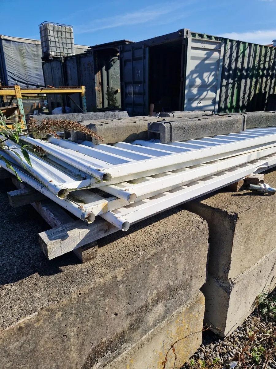 Fence hoarding