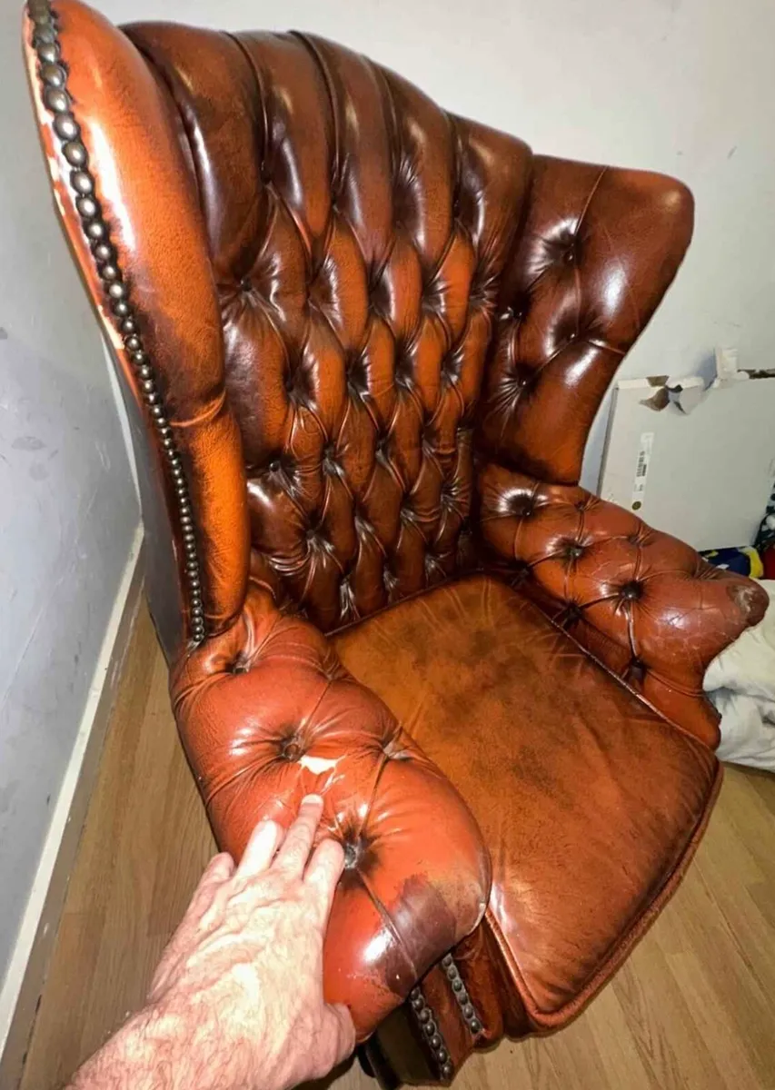 2 x Chesterfield Armchairs - Image 4