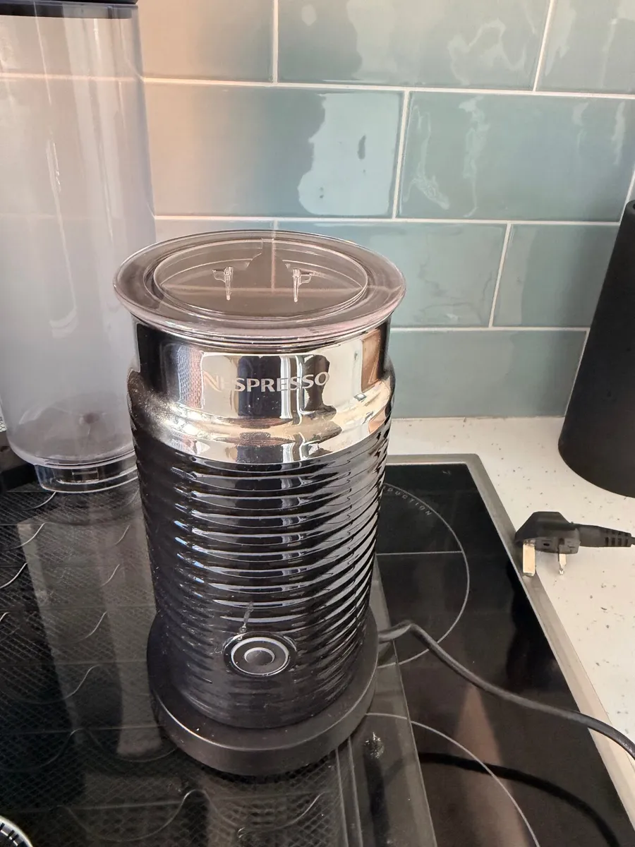 Nespresso Vertuo machine, with milk frother - Image 4