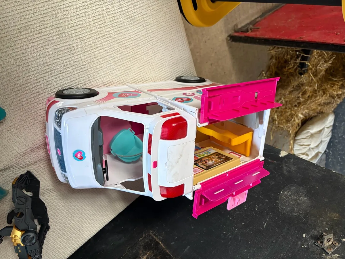 Barbie Ambulance van - Image 2
